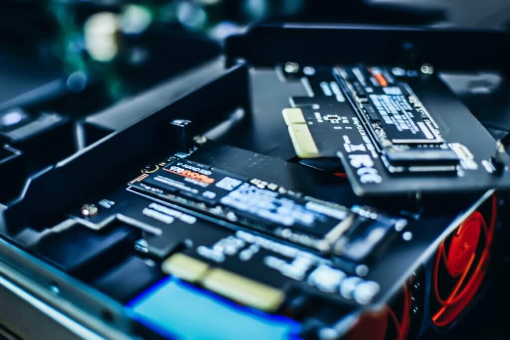 SSD NVMe Samsung installati su adattatori PCIe.