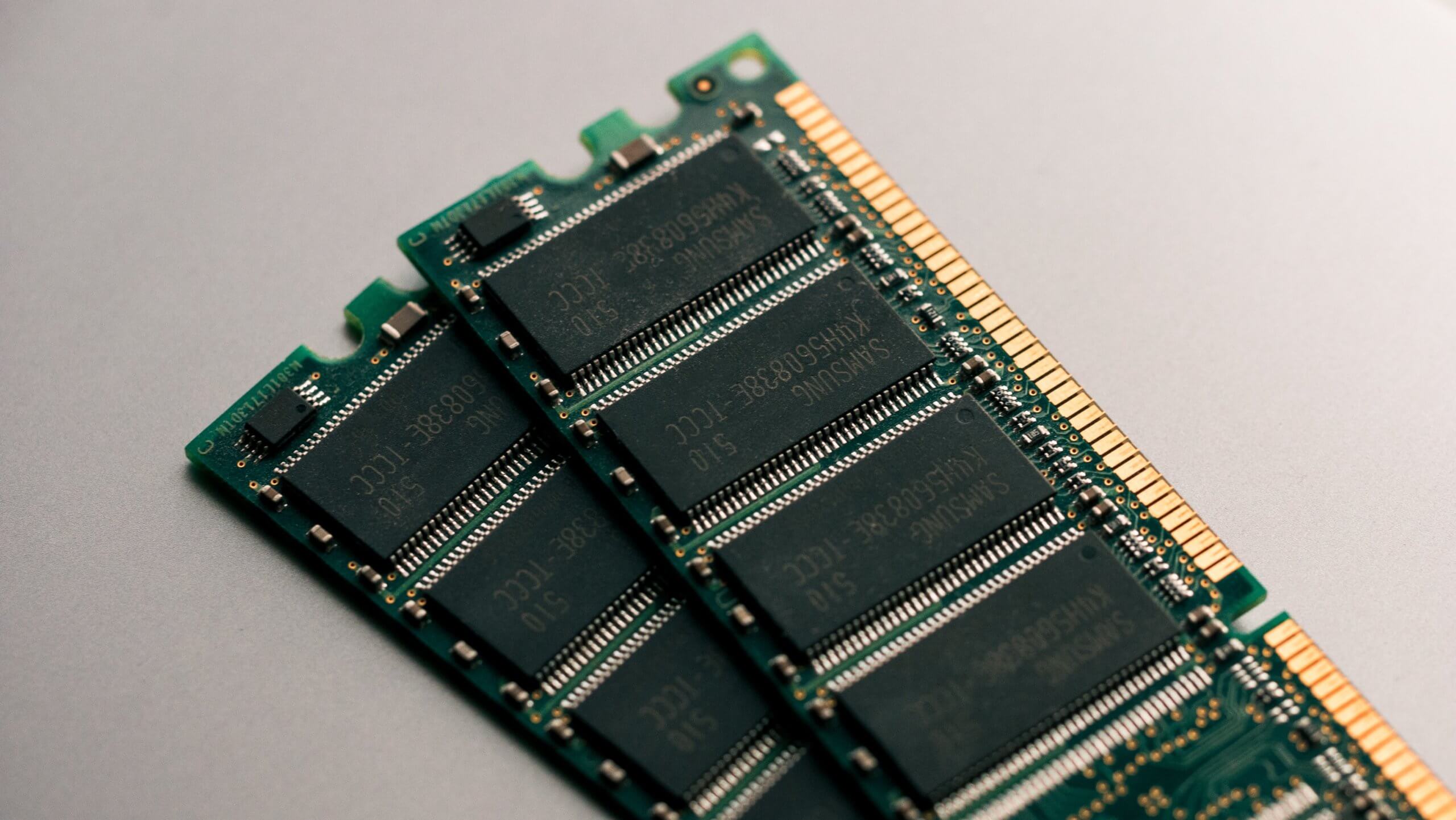 Due banchi di RAM, con chip di memoria esposti.