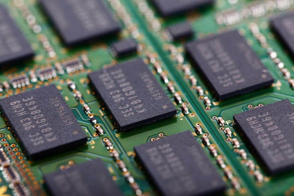 Chip di memoria flash saldate un PCB.
