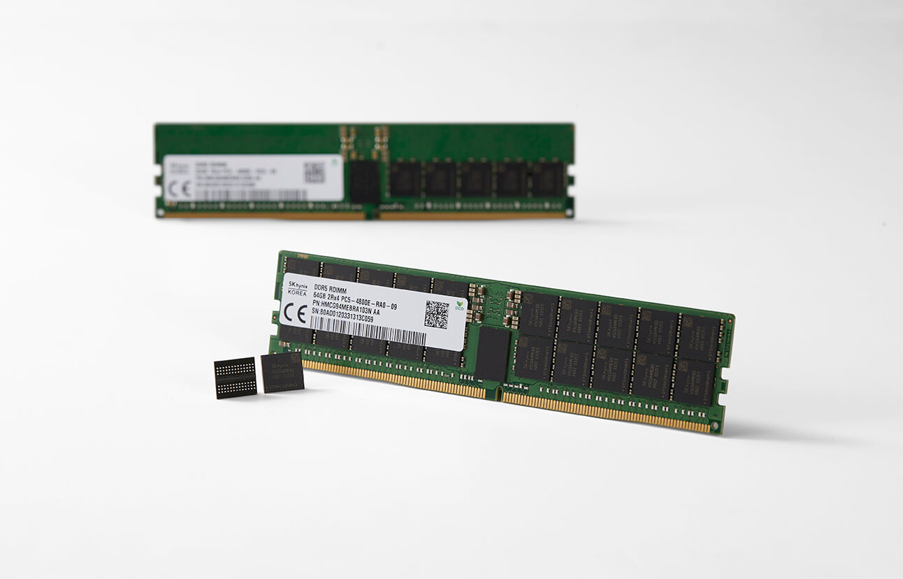 Due banchi di RAM DDR5 SK Hynix su sfondo bianco.