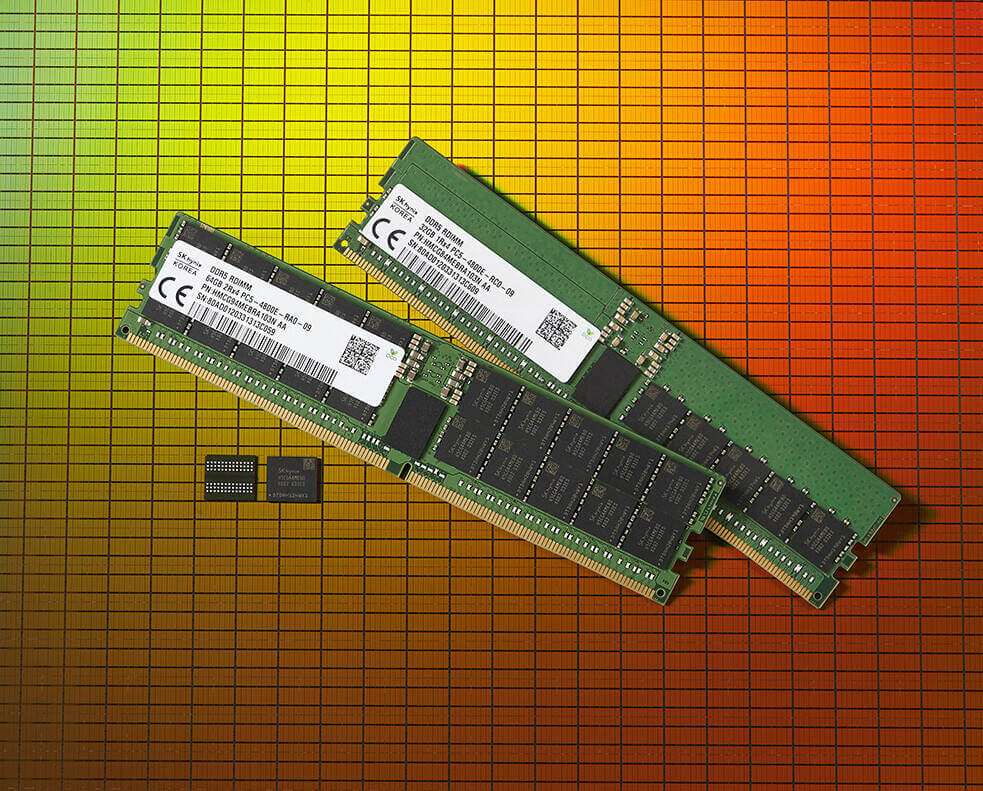 Due banchi di RAM DDR5 di SK Hynix appoggiate su un wafer di semiconduttori.